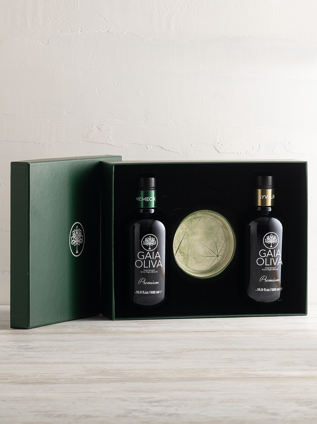 Extra Virgin Olive Oil Duo Gift Box 2x500 ml bottles and dipping dish in the middle in a green box and white background.